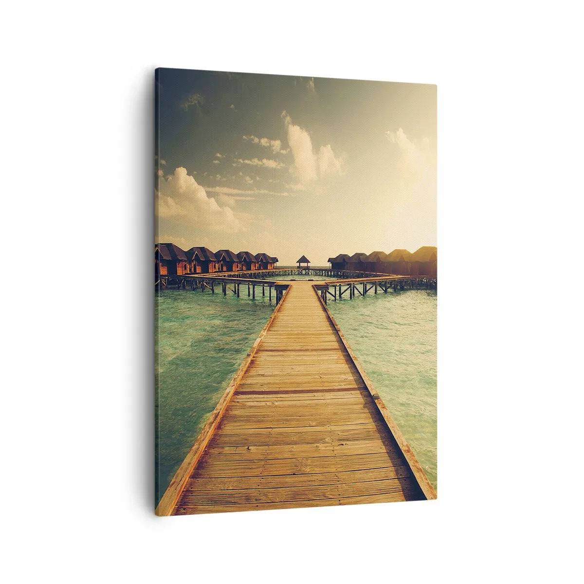 Bild auf Leinwand - Leinwandbild - Ein Holzsteg führt zu den Häusern am Wasser, beleuchtet von den Sonnenstrahlen. - 50x70cm - Eine herzliche Einladung - Moderne Wanddekoration für Wohnzimmer und Schlafzimmer ARTTOR