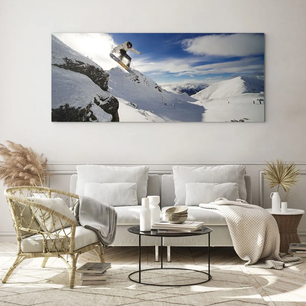 Glasbild - Bild auf glas - Ein Snowboarder springt von einer Klippe mit schneebedeckten Bergen im Hintergrund. - 120x50cm - Freiheit ohne Grenzen - Moderne Wanddekoration für Wohnzimmer und Schlafzimmer ARTTOR