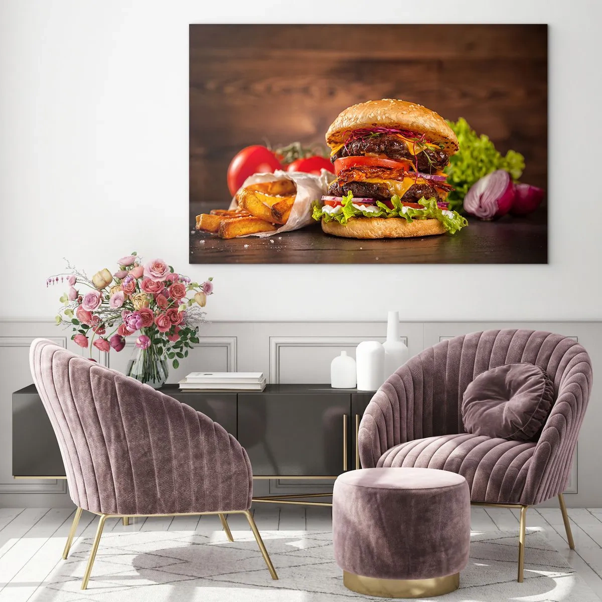 Glasbild - Bild auf glas - Saftiger Burger mit Toppings und Pommes auf Holzhintergrund - 120x80cm - Die verbotene Frucht - Moderne Wanddekoration für Wohnzimmer und Schlafzimmer ARTTOR