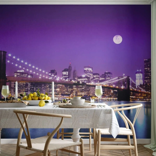 Fototapete Premium Canvas - Die Lichter der Großstadt in Lila - Stadt, New York, Brooklyn Brücke - 150x105 cm