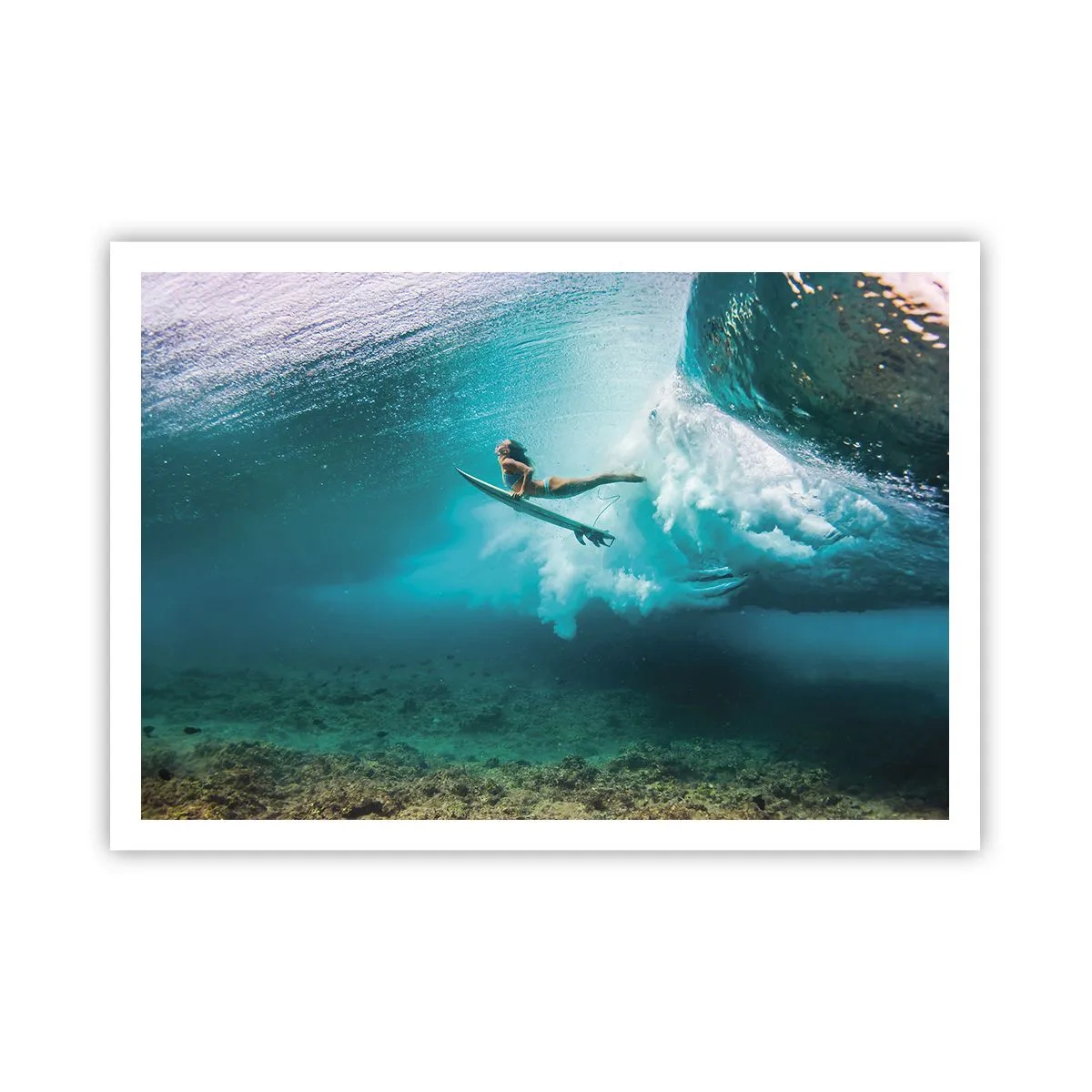 Poster - Surfer unter einer Welle im blauen Ozeanwasser - 100x70cm - Unterwasserwelt - Moderne Wanddekoration für Wohnzimmer und Schlafzimmer ARTTOR