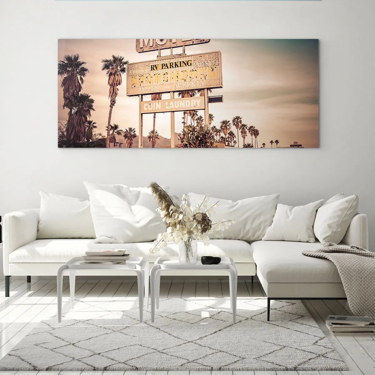 Glasbild - Bild auf glas - Retro-Motelschild, umgeben von Palmen - 120x50cm - Hier ist die Zeit stehen geblieben - Moderne Wanddekoration für Wohnzimmer und Schlafzimmer ARTTOR