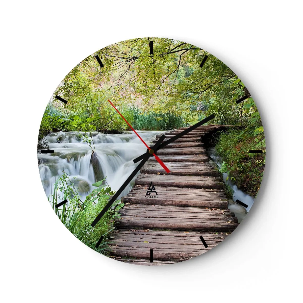 Wanduhr - Glasuhr - Eine Holzbrücke über einen Wasserfall, umgeben von Grün - 30x30cm - Das Wasser ist überhaupt nicht ruhig - Moderne Wanddekoration für Wohnzimmer, Küche und Schlafzimmer ARTTOR