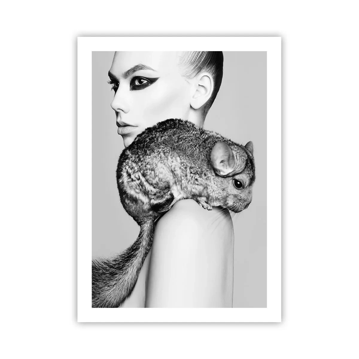 Poster - Eine Frau mit einem Chinchilla in einer künstlerischen Schwarz-Weiß-Aufnahme - 50x70cm - Dame mit einem Chinchilla - Moderne Wanddekoration für Wohnzimmer und Schlafzimmer ARTTOR