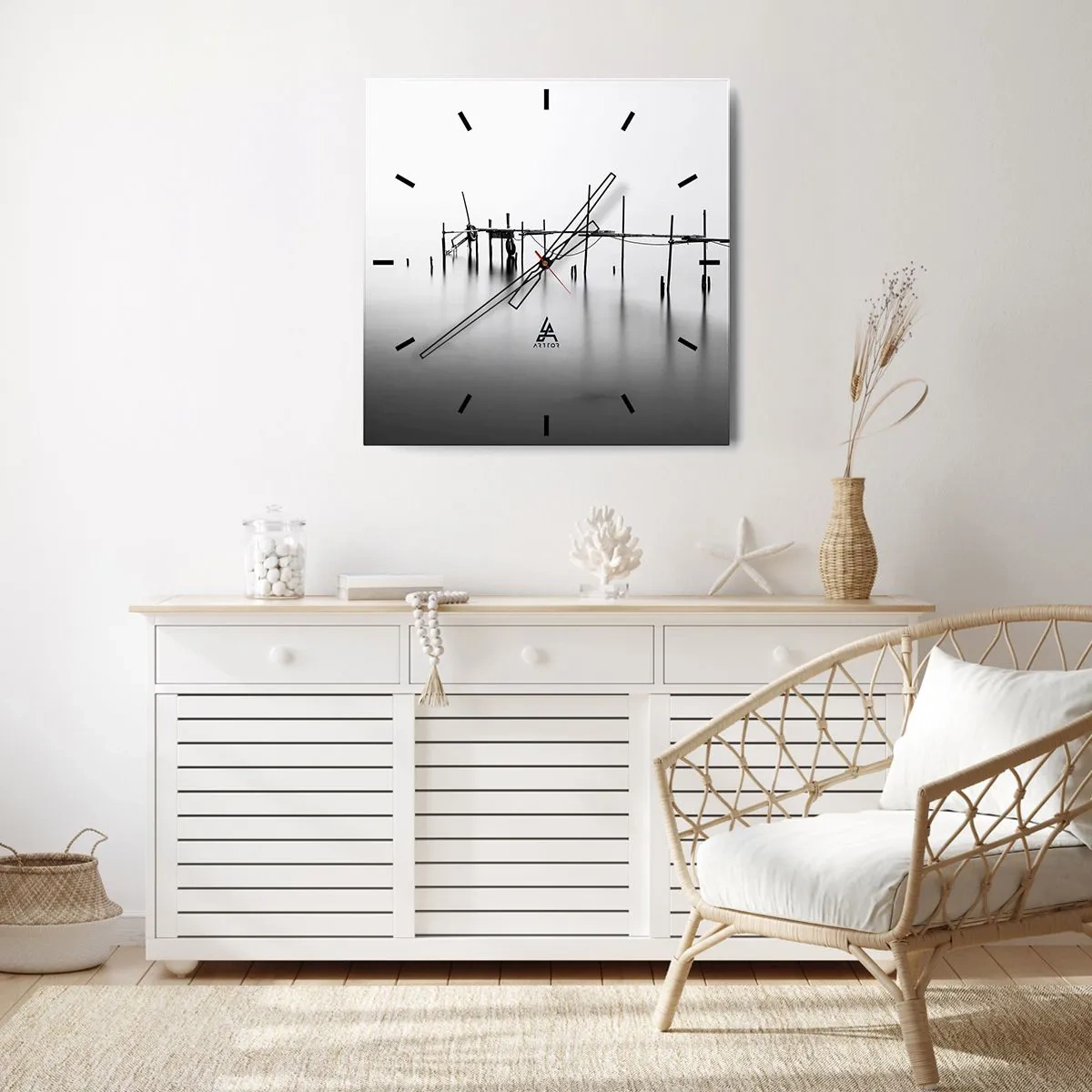 Wanduhr - Glasuhr - Ein schwarz-weißer Steg inmitten einer nebligen Landschaft - 30x30cm - Was ist, wenn es keine Welt gibt? - Moderne Wanddekoration für Wohnzimmer und Schlafzimmer ARTTOR