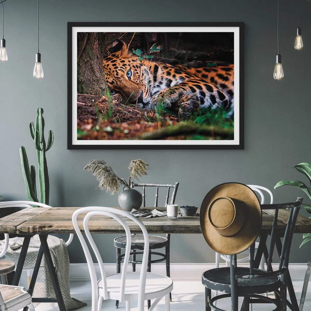 Poster in einem schwarzem Rahmen - Ein Leopard, der im Schatten der Bäume liegt - 70x50cm - Vertrau mir - Moderne Wanddekoration für Wohnzimmer und Schlafzimmer ARTTOR