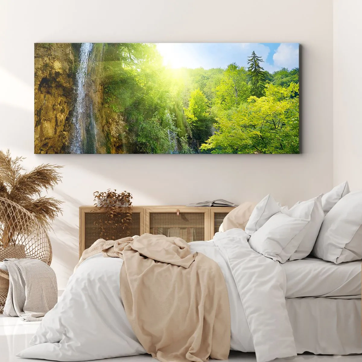 Bild auf Leinwand - Leinwandbild - Ein Wasserfall, der in einen türkisfarbenen See fließt, umgeben von Grün - 140x50cm - Es muss Eden sein - Moderne Wanddekoration für Wohnzimmer und Schlafzimmer ARTTOR