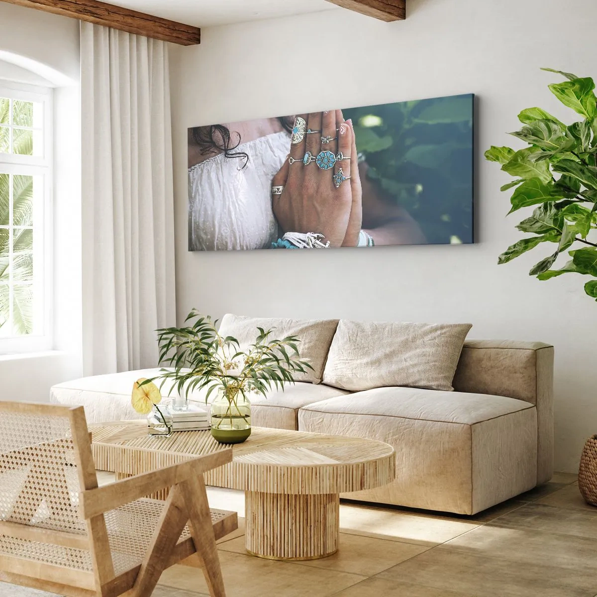 Bild auf Leinwand - Leinwandbild - Mit Boho-Schmuck verzierte Hände - 160x50cm - Willkommen im Zentrum des Seins - Moderne Wanddekoration für Wohnzimmer und Schlafzimmer ARTTOR