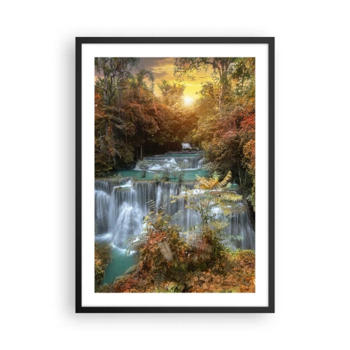 Poster in einem schwarzem Rahmen - Ein Wasserfall, umgeben von Herbstbäumen bei Sonnenuntergang - 50x70cm - Versteckter Schatz des Waldes - Moderne Wanddekoration für Wohnzimmer und Schlafzimmer ARTTOR
