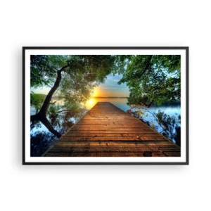 Poster in einem schwarzem Rahmen - Ein von Grün umgebener Holzsteg bei Sonnenuntergang - 100x70cm - Nimm dir Zeit, setz dich hin - Moderne Wanddekoration für Wohnzimmer und Schlafzimmer ARTTOR