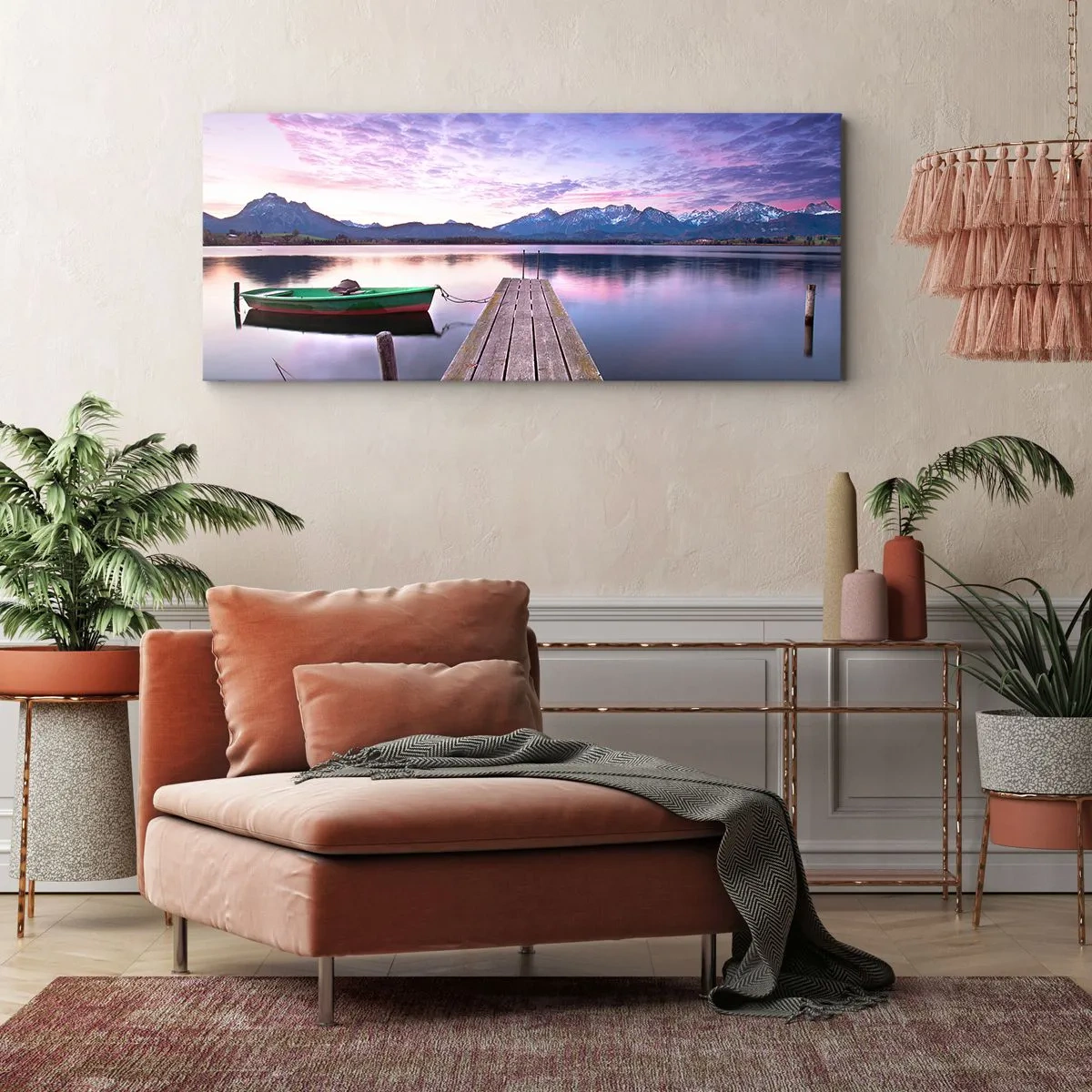 Bild auf Leinwand - Leinwandbild - Ein Holzsteg mit einem Boot auf einem von Bergen umgebenen See bei Sonnenuntergang - 140x50cm - Freundliche Stille - Moderne Wanddekoration für Wohnzimmer und Schlafzimmer ARTTOR