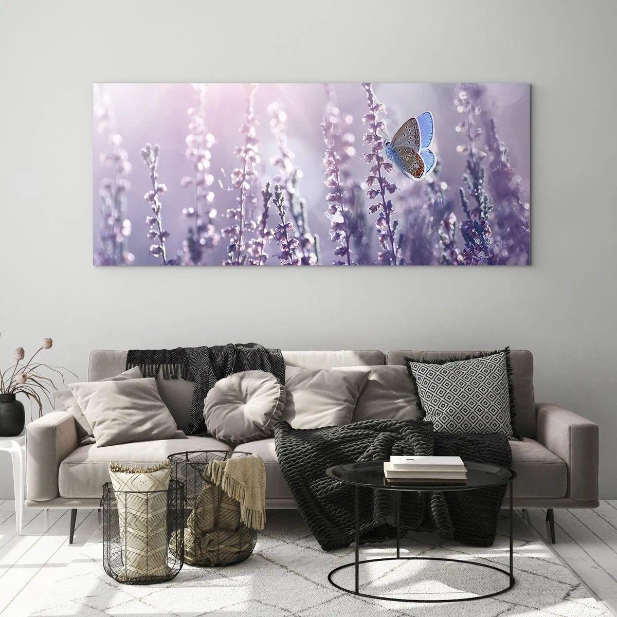 Glasbild - Bild auf glas - Ein Schmetterling auf blühendem Lavendel im Morgenlicht - 140x50cm - Schmetterlingskuss - Moderne Wanddekoration für Wohnzimmer und Schlafzimmer ARTTOR