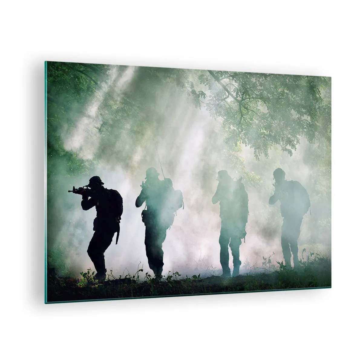Glasbild - Bild auf glas - Eine Gruppe von Soldaten in Rauch, die in höchster Alarmbereitschaft durch den Wald gehen - 70x50cm - Einer für alle… - Moderne Wanddekoration für Wohnzimmer und Schlafzimmer ARTTOR