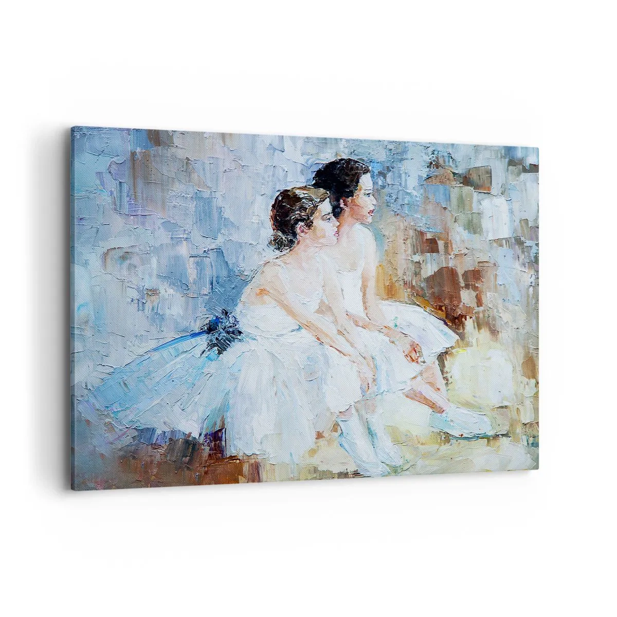 Bild auf Leinwand - Leinwandbild - Zwei Ballerinas in weißen Outfits entspannen vor einem pastellfarbenen Hintergrund. - 100x70cm - Rest der jungen Schwäne - Moderne Wanddekoration für Wohnzimmer und Schlafzimmer ARTTOR