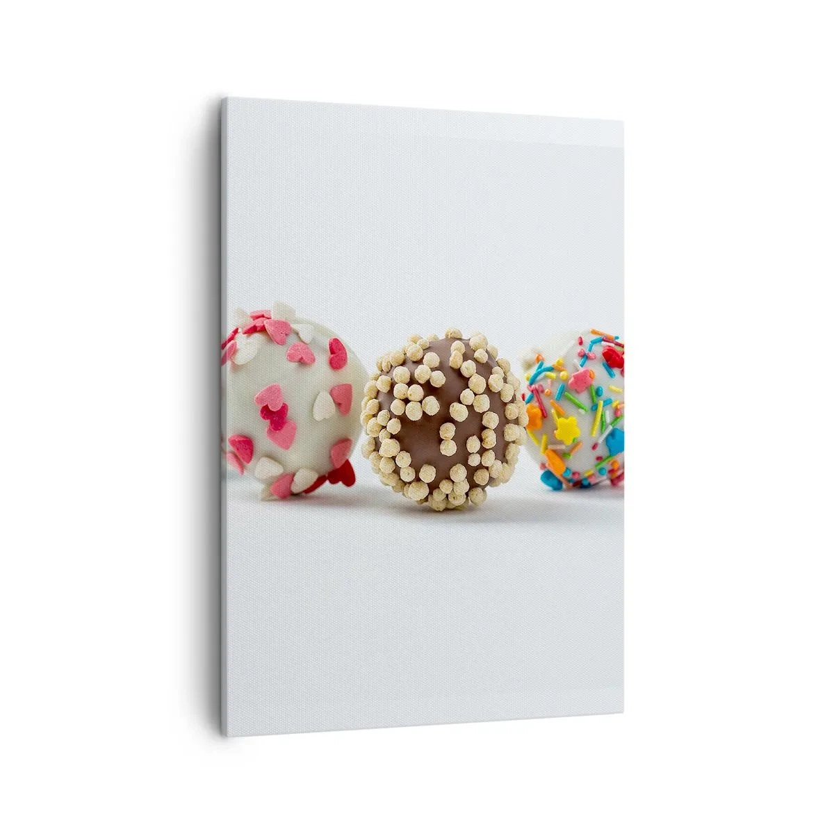 Bild auf Leinwand - Leinwandbild - Bunte Pralinen mit Dekorationen auf weißem Hintergrund - 50x70cm - Das Leben kann süß sein - Moderne Wanddekoration für Wohnzimmer und Schlafzimmer ARTTOR