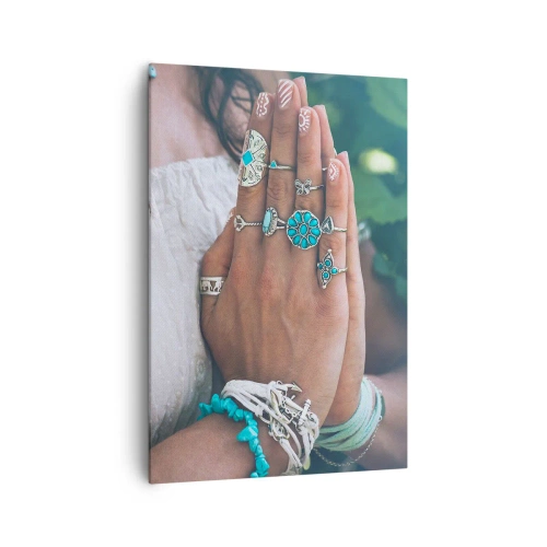 Bild auf Leinwand - Leinwandbild - Mit Boho-Schmuck verzierte Hände - 70x100cm - Willkommen im Zentrum des Seins - Moderne Wanddekoration für Wohnzimmer und Schlafzimmer ARTTOR