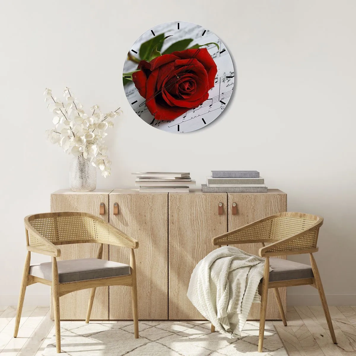 Wanduhr - Glasuhr - Eine rote Rose vor einem Hintergrund aus Musiknoten - 30x30cm - Musik der Gefühle in Scharlach - Moderne Wanddekoration für Wohnzimmer, Küche und Schlafzimmer ARTTOR
