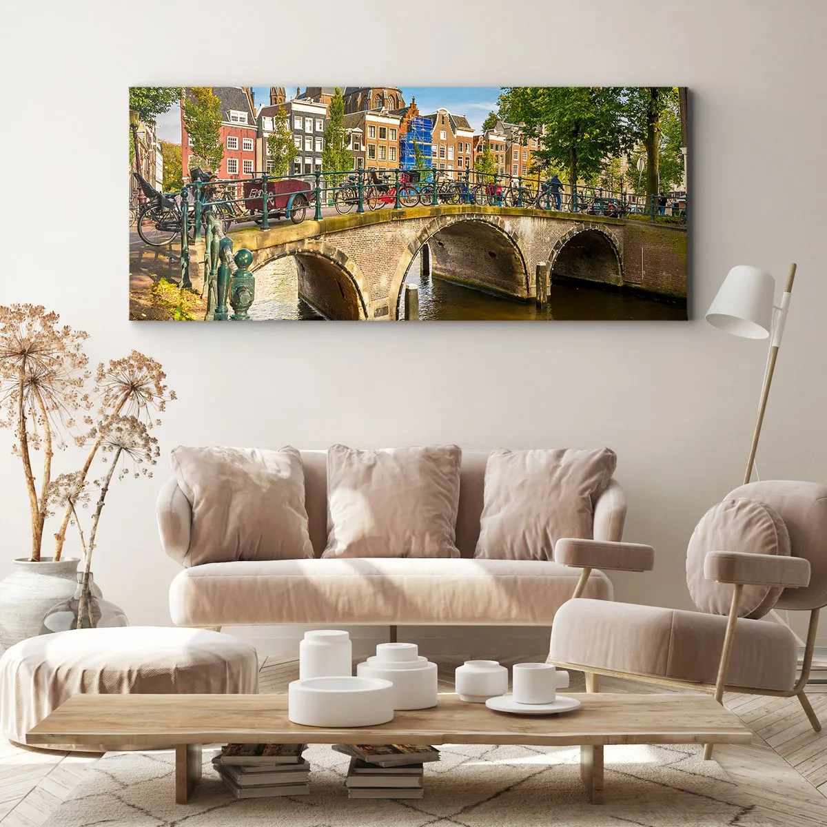 Bild auf Leinwand - Leinwandbild - Ein malerischer Kanal mit einer Brücke in Amsterdam - 140x50cm - Frühling am Kanal - Moderne Wanddekoration für Wohnzimmer und Schlafzimmer ARTTOR