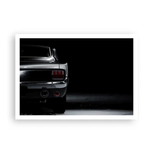 Poster - Ein Schwarzweißbild des Hecks eines Oldtimers vor dunklem Hintergrund. - 100x70cm - Charme des Klassikers - Moderne Wanddekoration für Wohnzimmer und Schlafzimmer ARTTOR