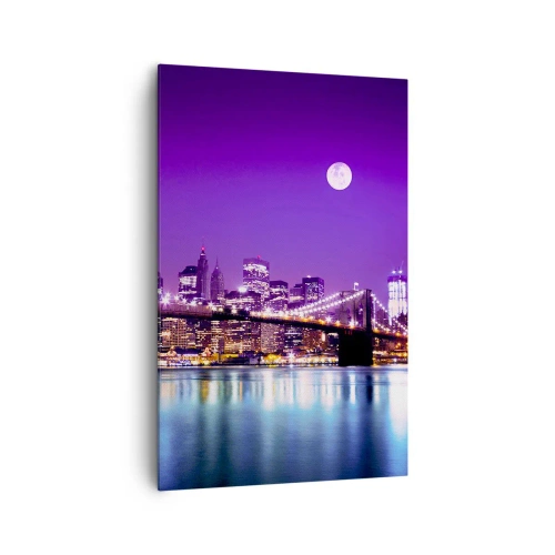 Bild auf Leinwand - Leinwandbild - Brooklyn Bridge bei Nacht mit beleuchteter Stadt und Vollmond - 80x120cm - Die Lichter der Großstadt in Lila - Moderne Wanddekoration für Wohnzimmer und Schlafzimmer ARTTOR