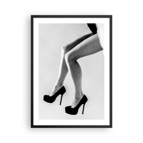 Poster in einem schwarzem Rahmen - Schwarz-Weiß-Fotografie der Beine einer Frau in High Heels - 50x70cm - Ewige Weiblichkeit - Moderne Wanddekoration für Wohnzimmer und Schlafzimmer ARTTOR