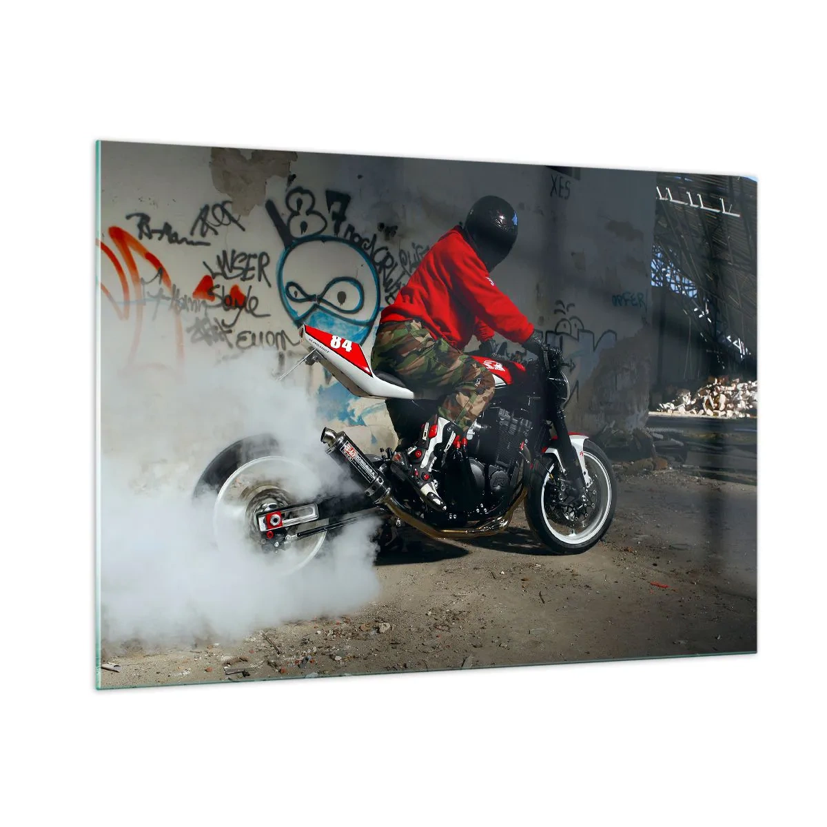 Glasbild - Bild auf glas - Motorradfahrer im Einsatz in einem Industriegebiet - 100x70cm - Verfolge mich! - Moderne Wanddekoration für Wohnzimmer und Schlafzimmer ARTTOR