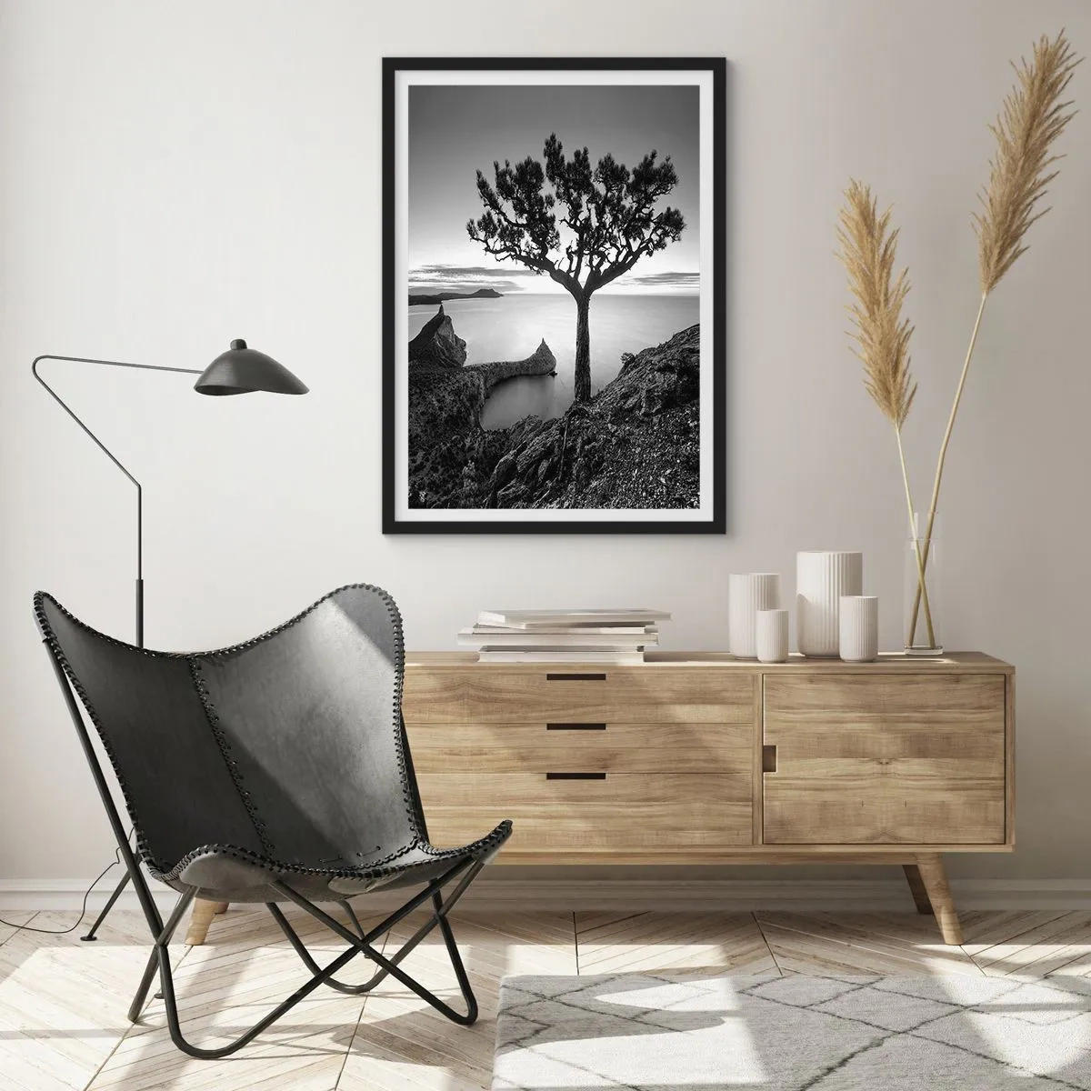Poster in einem schwarzem Rahmen - Schwarz-weiße Landschaft mit einem einsamen Baum über einer Klippe - 50x70cm - Stille bis zum Horizont - Moderne Wanddekoration für Wohnzimmer und Schlafzimmer ARTTOR