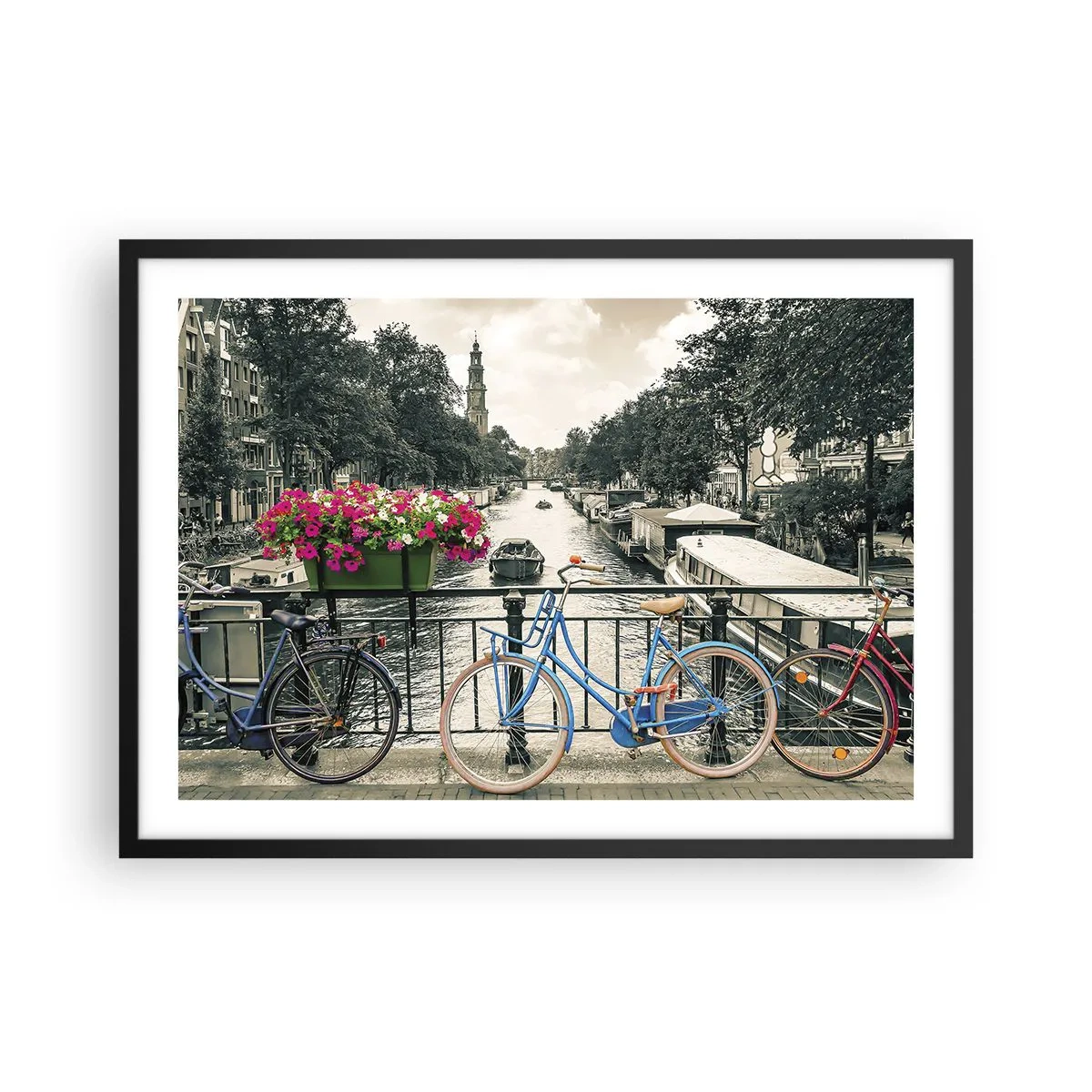 Poster in einem schwarzem Rahmen - Eine Brücke mit Fahrrädern und Blumen über einem Kanal in Amsterdam - 70x50cm - Die Farben der Amsterdamer Straße - Moderne Wanddekoration für Wohnzimmer und Schlafzimmer ARTTOR