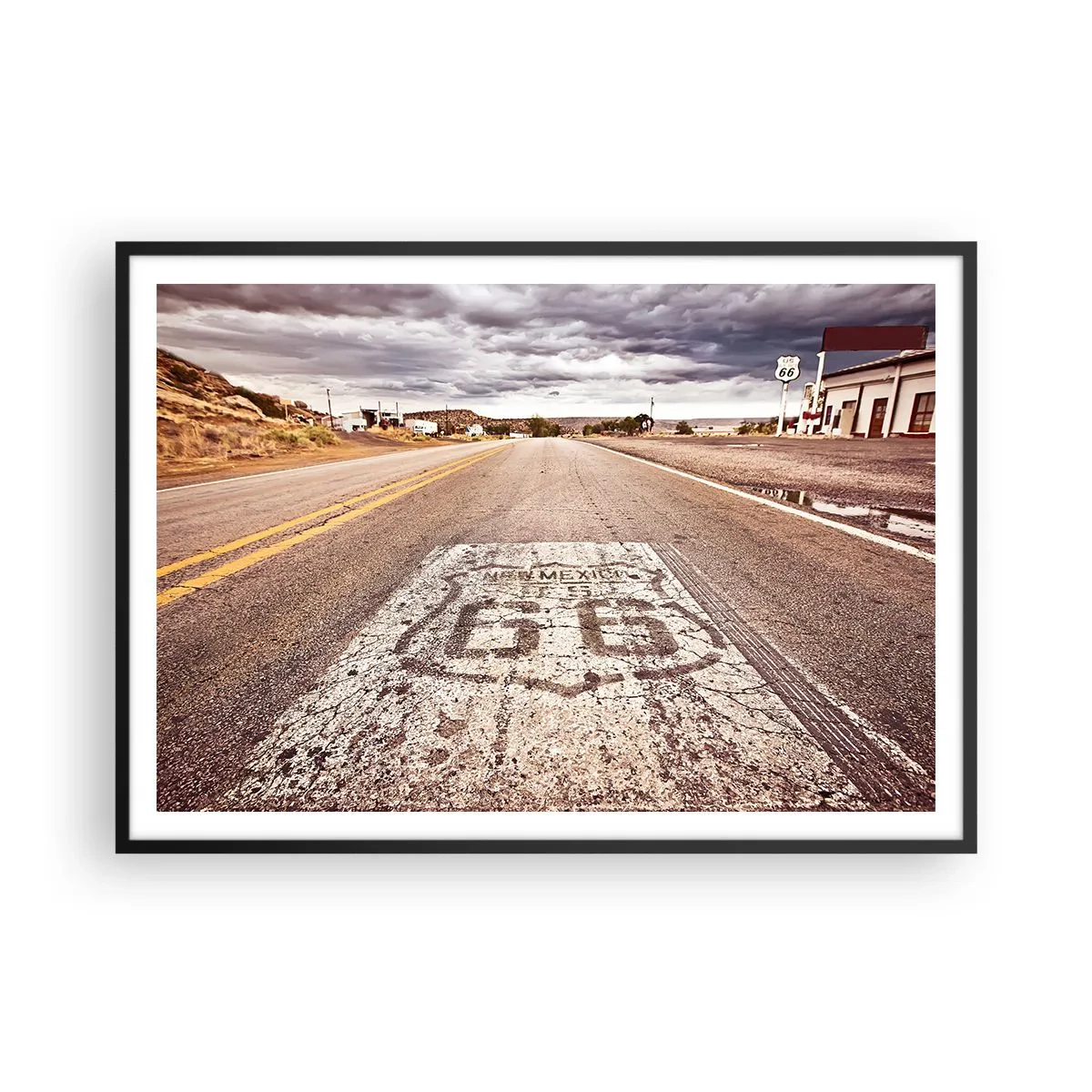 Poster in einem schwarzem Rahmen - Route 66 in einem Wüstenklima mit malerischem Himmel - 100x70cm - Mother Road - eine amerikanische Legende - Moderne Wanddekoration für Wohnzimmer und Schlafzimmer ARTTOR