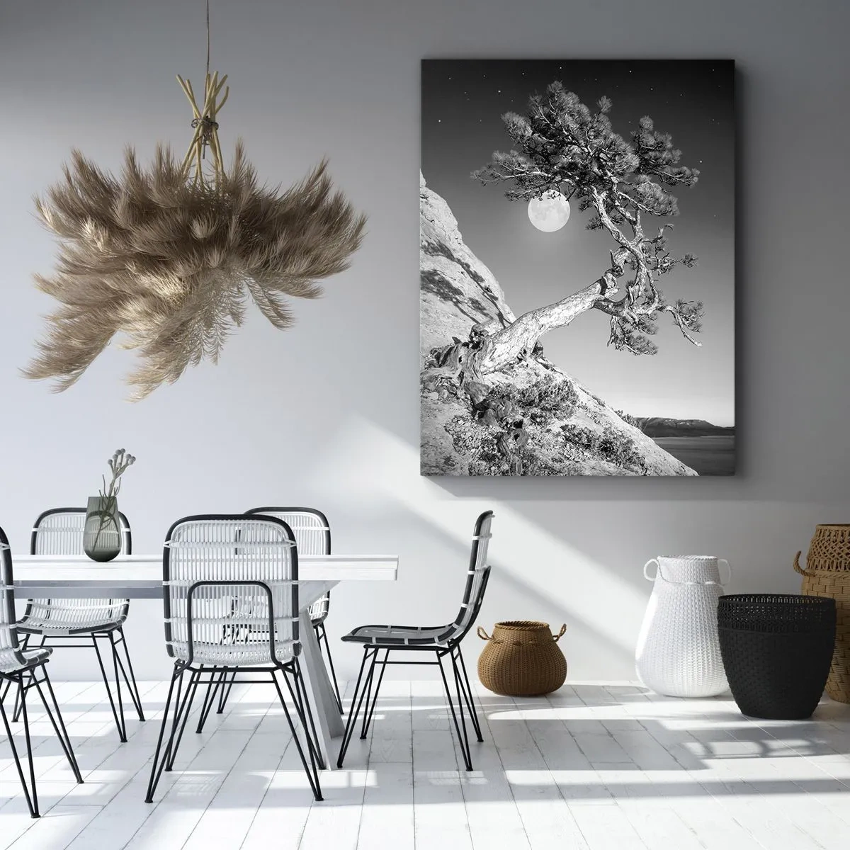 Bild auf Leinwand - Leinwandbild - Schwarz-weißer Baum auf einer Klippe mit dem Mond im Hintergrund - 50x70cm - Siegreiche Kämpferin - Moderne Wanddekoration für Wohnzimmer und Schlafzimmer ARTTOR