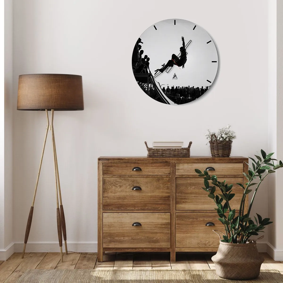Wanduhr - Glasuhr - Schwarz-weißes Motiv eines Skateboarders auf einer Rampe in einer Menschenmenge - 30x30cm - Helden und Zuschauer - Moderne Wanddekoration für Wohnzimmer, Küche und Schlafzimmer ARTTOR