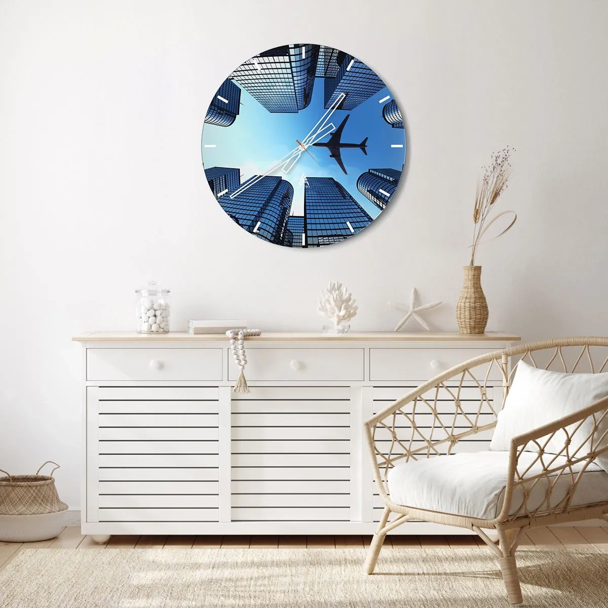 Wanduhr - Glasuhr - Ein Flugzeug über modernen Wolkenkratzern vor blauem Himmel - 30x30cm - Der Blick aus der Glasschlucht - Moderne Wanddekoration für Wohnzimmer, Küche und Schlafzimmer ARTTOR