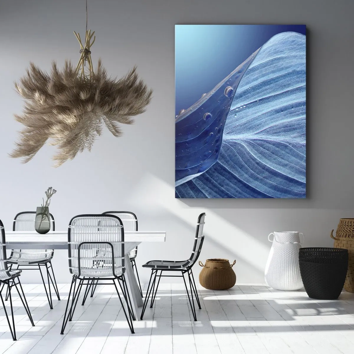 Bild auf Leinwand - Leinwandbild - Ein blaues Blatt mit sichtbaren Wassertropfen - 80x120cm - Versteckte Tropfen vom Blau - Moderne Wanddekoration für Wohnzimmer und Schlafzimmer ARTTOR
