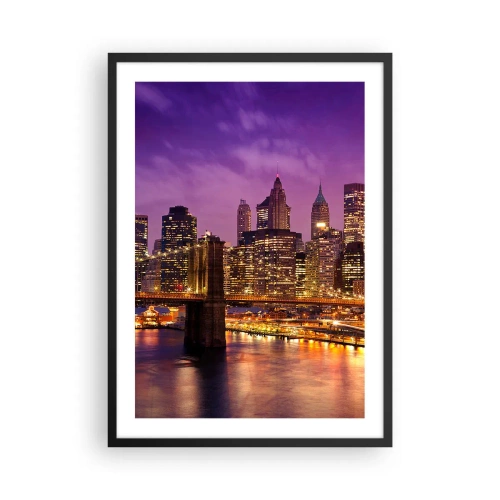 Poster in einem schwarzem Rahmen - Nachtansicht der Brooklyn Bridge und Manhattan im Licht der Stadt - 50x70cm - Violett-goldenes Manhathann - Moderne Wanddekoration für Wohnzimmer und Schlafzimmer ARTTOR