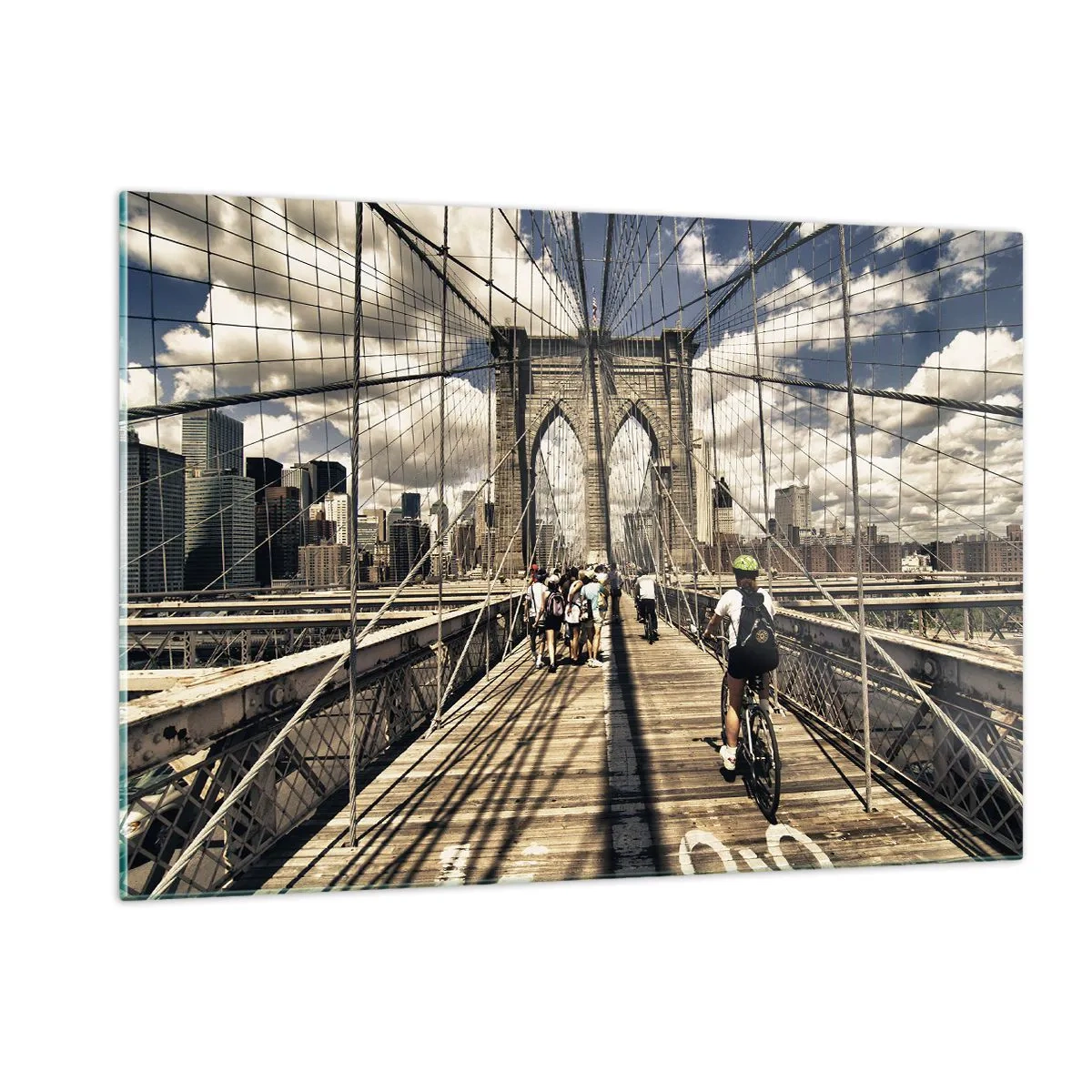 Glasbild - Bild auf glas - Die Brooklyn Bridge an einem sonnigen Tag mit Fußgängern und Radfahrern - 120x80cm - Direkt ins Herz der Stadt - Moderne Wanddekoration für Wohnzimmer und Schlafzimmer ARTTOR