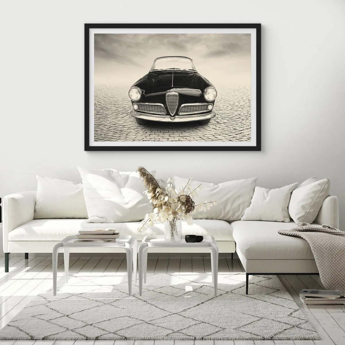 Poster in einem schwarzem Rahmen - Ein Oldtimer auf einem Kopfsteinpflasterplatz im monochromen Stil - 70x50cm - Man muss mich einfach lieben - Moderne Wanddekoration für Wohnzimmer und Schlafzimmer ARTTOR