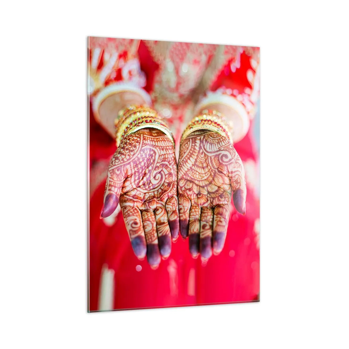 Glasbild - Bild auf glas - Henna-Hände in traditioneller Kleidung vor rotem Hintergrund - 50x70cm - Bereit, das Glück zu fangen? - Moderne Wanddekoration für Wohnzimmer und Schlafzimmer ARTTOR
