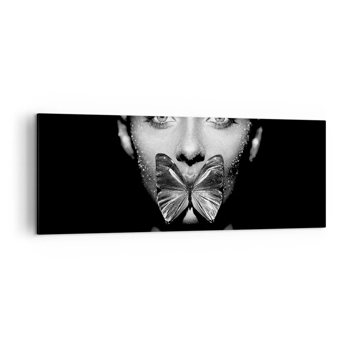 Bild auf Leinwand - Leinwandbild - Schwarz-weißes Frauengesicht mit einem Schmetterling auf den Lippen - 140x50cm - Schmetterlingskuss - Moderne Wanddekoration für Wohnzimmer und Schlafzimmer ARTTOR