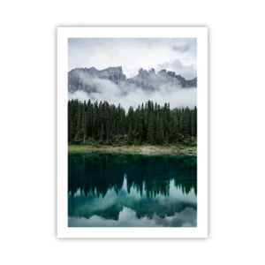 Poster - Ein grüner Wald an einem See mit Bergen im Hintergrund, umgeben von Nebel - 50x70cm - Leise, leise, lass uns das Trinkwasser nicht wecken ... - Moderne Wanddekoration für Wohnzimmer und Schlafzimmer ARTTOR