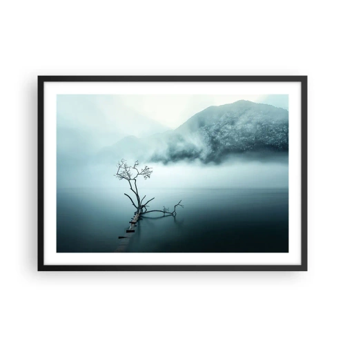 Poster in einem schwarzem Rahmen - Ein einsamer Baum im Wasser, umgeben von Nebel und Bergen - 70x50cm - Aus Wasser und Nebel - Moderne Wanddekoration für Wohnzimmer und Schlafzimmer ARTTOR