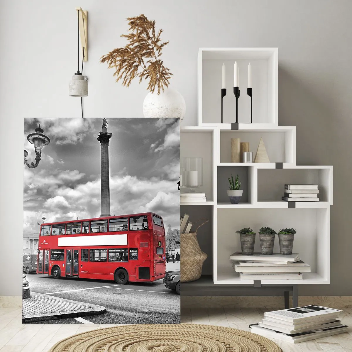 Glasbild - Bild auf glas - Ein roter Doppeldeckerbus vor einer schwarz-weißen Stadtkulisse - 80x120cm - Der wahre Blutkreislauf der Stadt - Moderne Wanddekoration für Wohnzimmer und Schlafzimmer ARTTOR