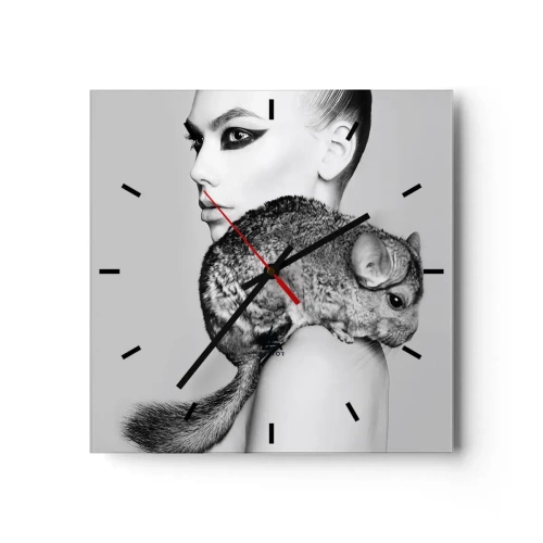 Wanduhr - Glasuhr - Stilisierte Frau mit einem Chinchilla in einer eleganten Schwarz-Weiß-Komposition - 30x30cm - Dame mit einem Chinchilla - Moderne Wanddekoration für Wohnzimmer und Schlafzimmer ARTTOR