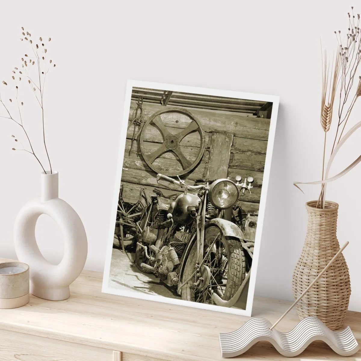 Poster - Ein altes Motorrad in einem Holzschuppen mit einem Rad im Hintergrund - 50x70cm - Im Schuppen von Onkel Władek - Moderne Wanddekoration für Wohnzimmer und Schlafzimmer ARTTOR