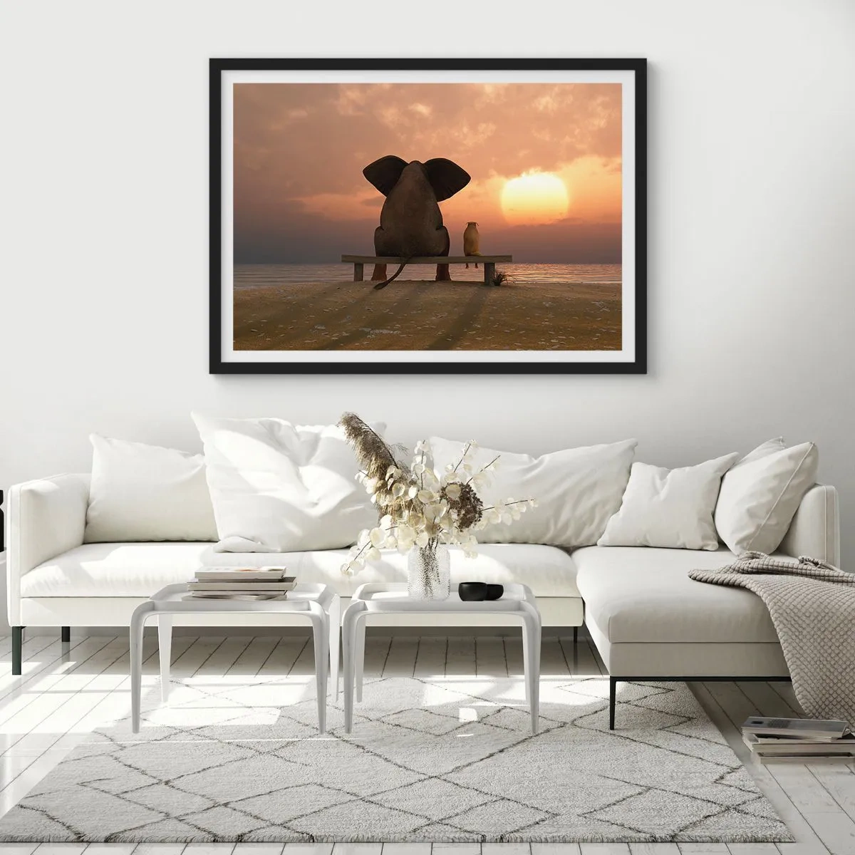 Poster in einem schwarzem Rahmen - Ein Elefant und ein Hund sitzen während des Sonnenuntergangs auf einer Bank am Strand. - 70x50cm - Es tut gut zusammen zu schweigen - Moderne Wanddekoration für Wohnzimmer und Schlafzimmer ARTTOR
