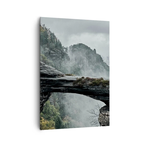 Bild auf Leinwand - Leinwandbild - Ein Steinbogen, umgeben von nebligen Bergen und Wäldern - 70x100cm - Abenteuer beginnt gleich - Moderne Wanddekoration für Wohnzimmer und Schlafzimmer ARTTOR