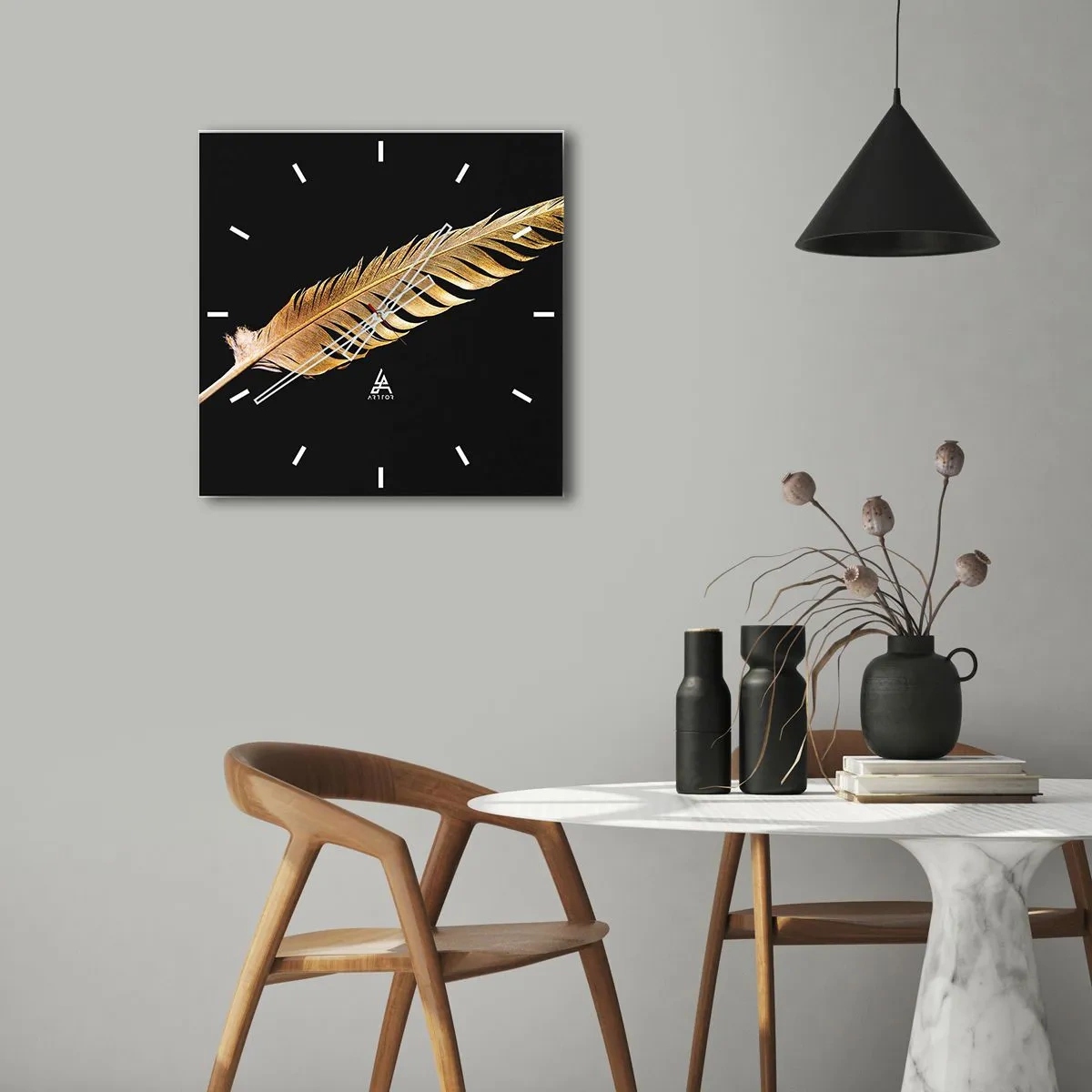 Wanduhr - Glasuhr - Goldene Feder auf schwarzem Hintergrund - 30x30cm - Er hat ein ungewöhnliches Schreibtalent ... - Moderne Wanddekoration für Wohnzimmer und Schlafzimmer ARTTOR