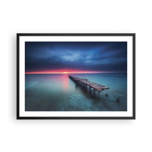 Poster in einem schwarzem Rahmen - Ein Holzsteg, der bei Sonnenuntergang direkt aufs Meer hinausführt - 70x50cm - Zwischen Himmel und Erde - Moderne Wanddekoration für Wohnzimmer und Schlafzimmer ARTTOR
