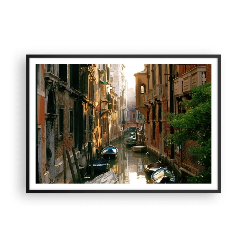 Poster in einem schwarzem Rahmen - Ein malerischer Kanal in Venedig mit Booten und einer Brücke - 100x70cm - In einer venezianischen Gasse - Moderne Wanddekoration für Wohnzimmer und Schlafzimmer ARTTOR