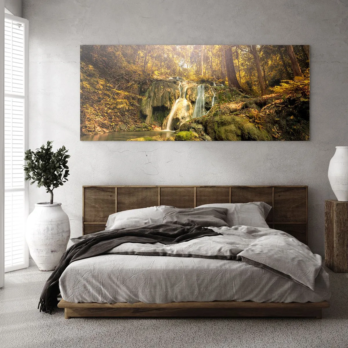 Glasbild - Bild auf glas - Ein Waldwasserfall in den Sonnenstrahlen, umgeben von Grün - 140x50cm - Waldkaskade im Grünen - Moderne Wanddekoration für Wohnzimmer und Schlafzimmer ARTTOR