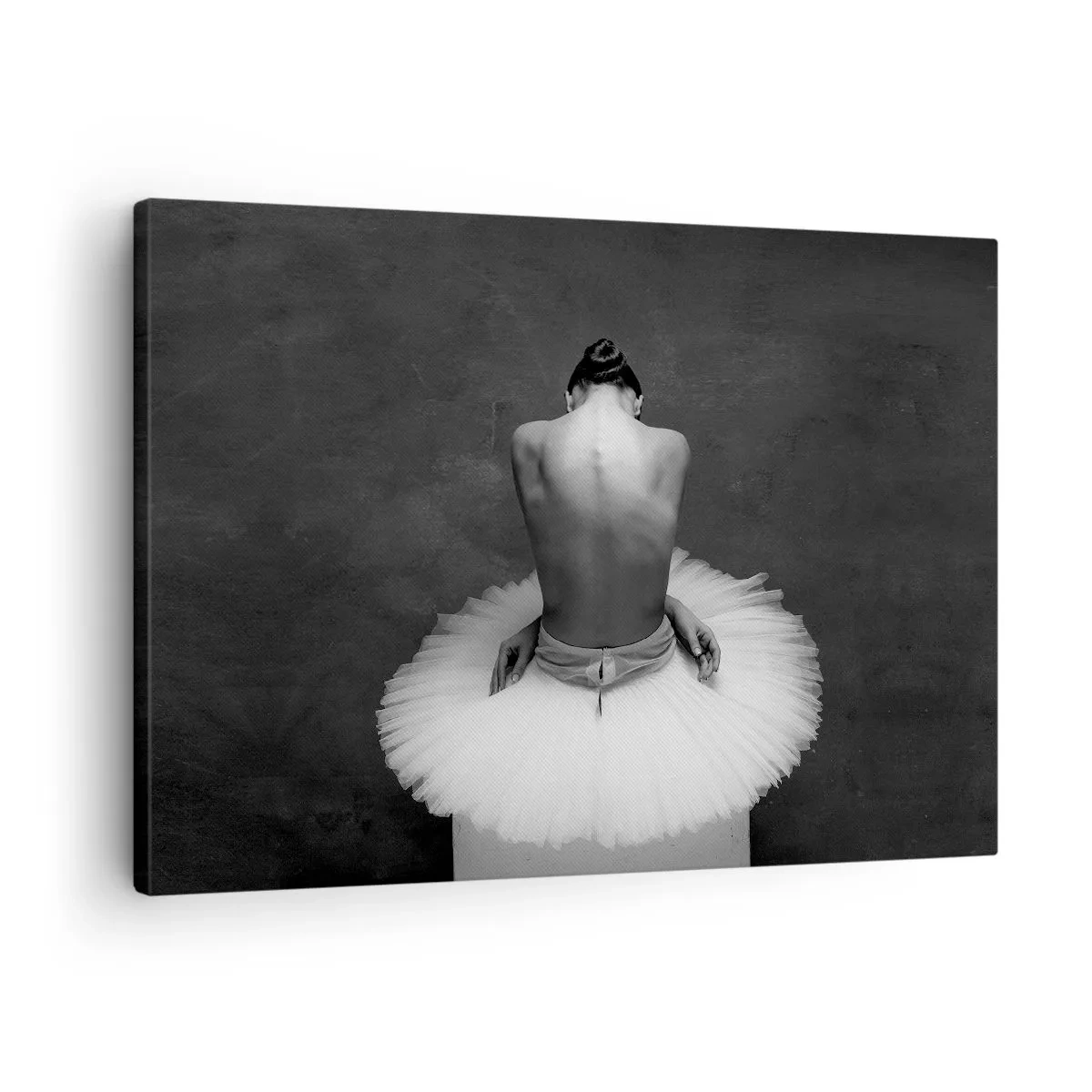 Bild auf Leinwand - Leinwandbild - Eine Balletttänzerin in klassischer Pose vor dunklem Hintergrund. - 70x50cm - Es blüht gerade - Moderne Wanddekoration für Wohnzimmer und Schlafzimmer ARTTOR